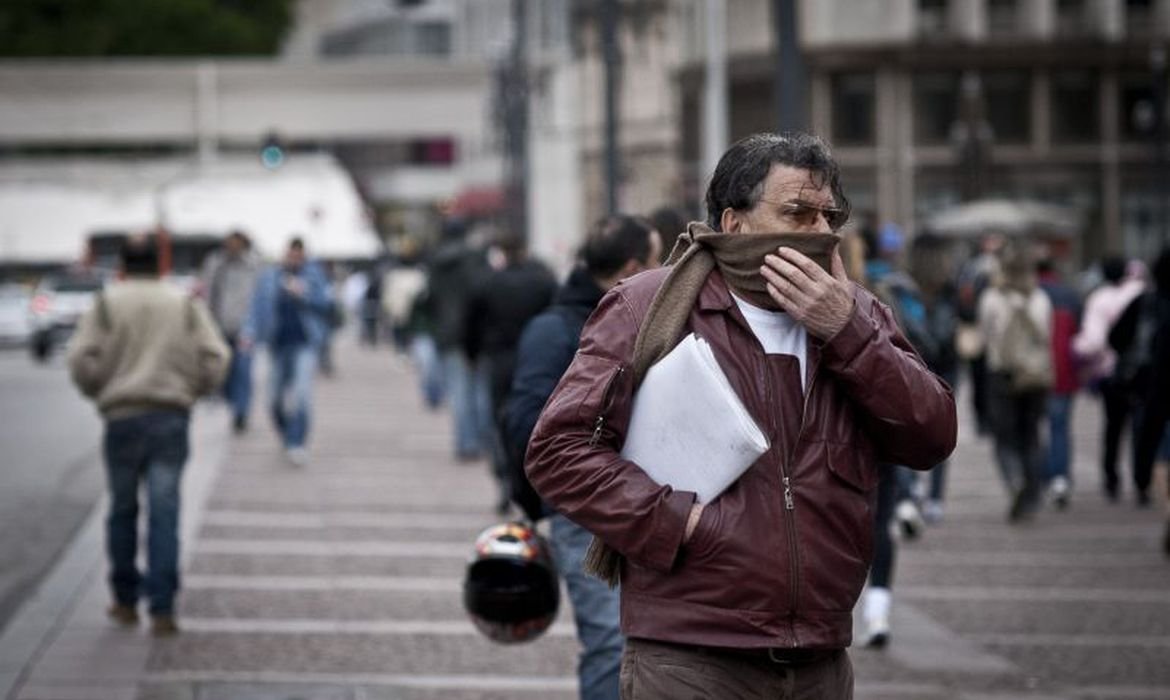 São Paulo enfrenta a tarde mais fria do ano com a chegada de massa polar Frente fria em SP: temperaturas podem atingir 0°C no extremo sul da cidade na quarta (Foto: Marcelo Camargo/Agência Brasil)