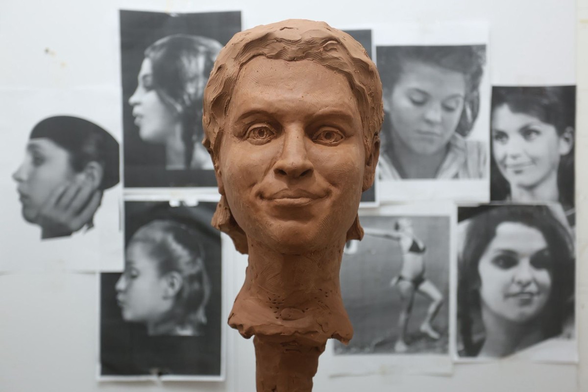 Estátua em homenagem a Leila Diniz será inaugurada na orla de Niterói Artista Rodrigo Pedrosa é responsável pelo trabalho — Foto: Lucas Benevides