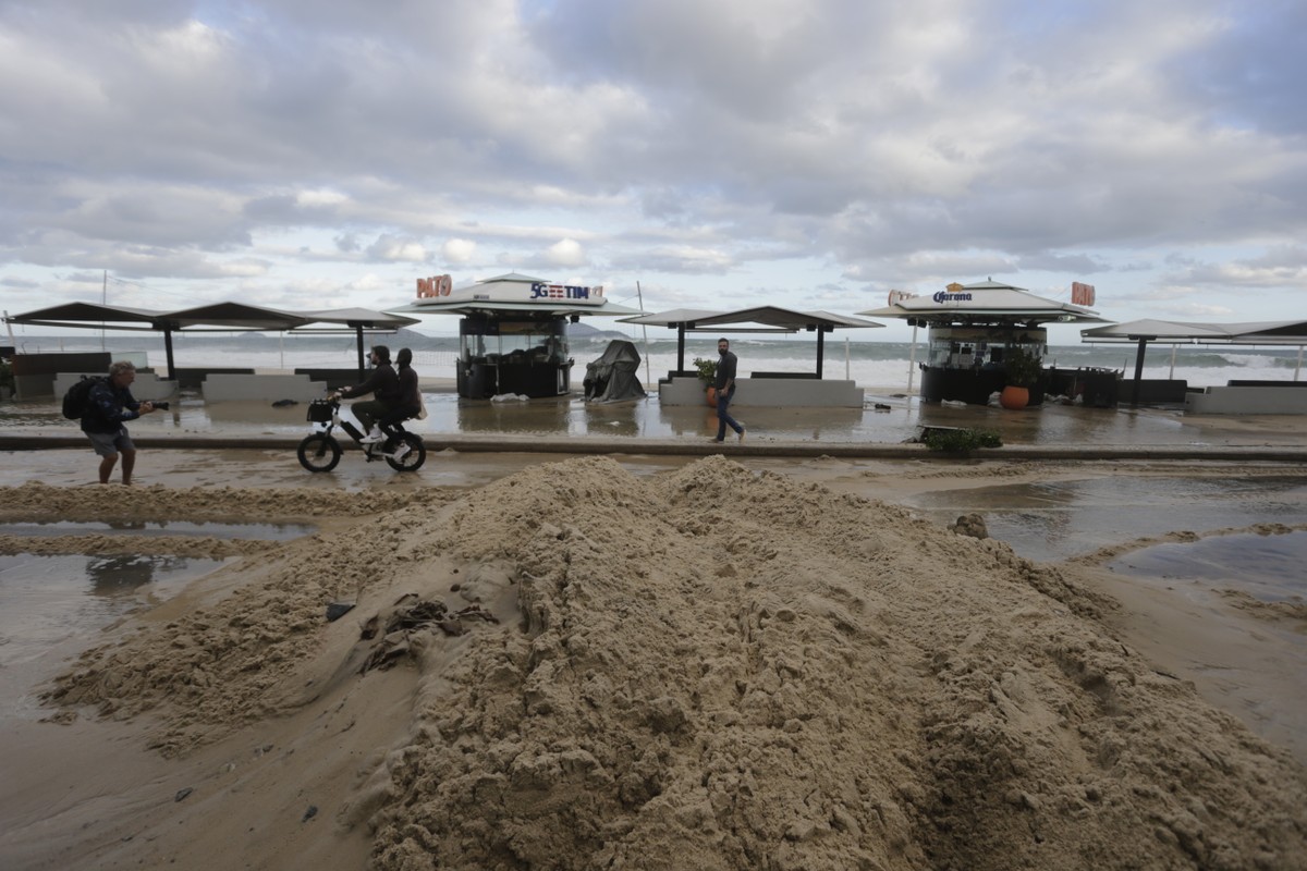 Comlurb registra limpeza recorde na orla do Rio após ressaca intensa Acúmulo de areia causada pela ressaca no Leblon (Foto: Domingos Peixoto)