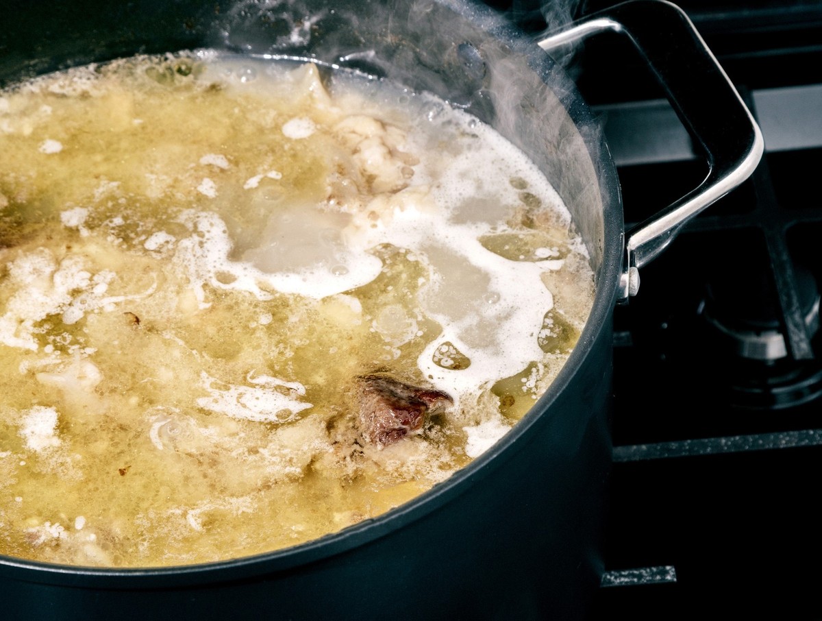 Caldo de osso: aprenda a receita que fortalece as articulações com colágeno Caldo de ossos normalmente se distingue pelo uso de ossos carnudos das articulações e pelo maior tempo de cozimento (Foto: New York Times)