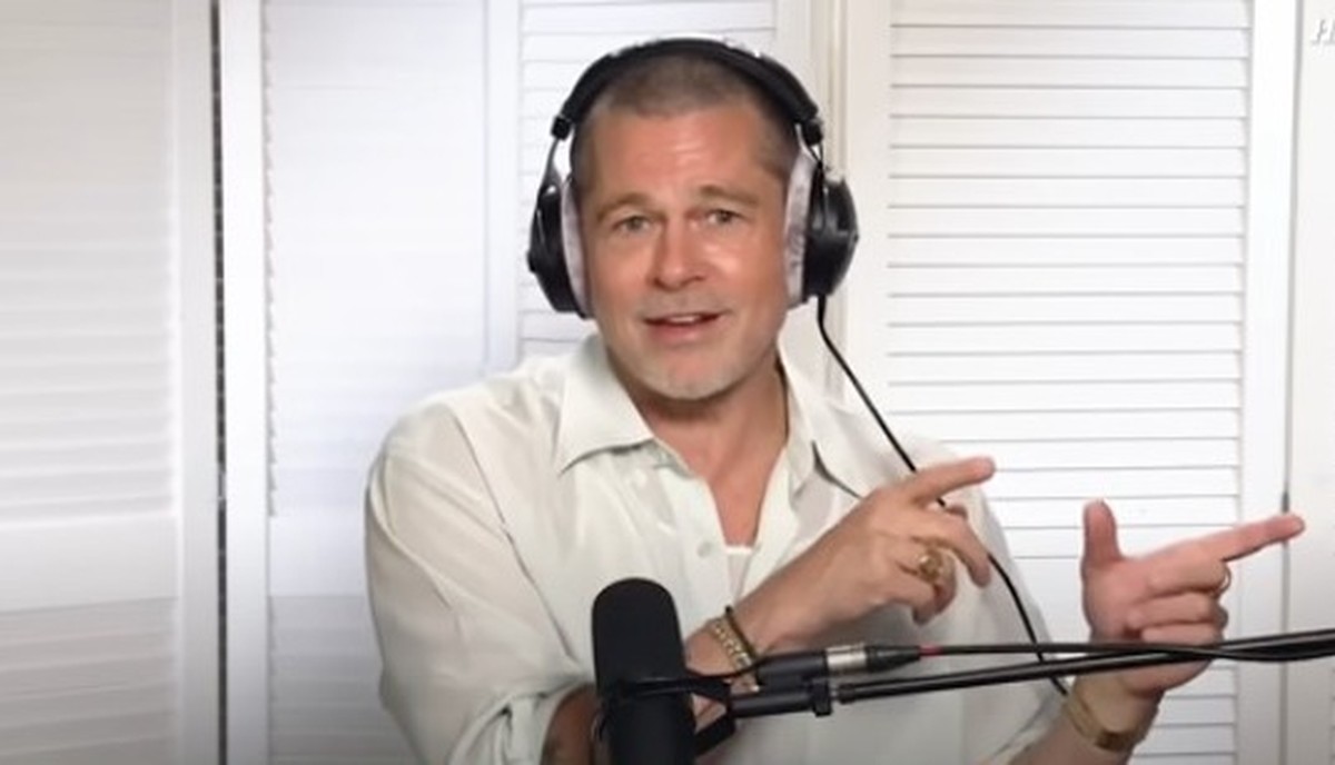 Brad Pitt compartilha momento constrangedor de gases durante gravação de filme Brad Pitt em participação no podcast 'New heights' (Foto: Reprodução/YuoTube)