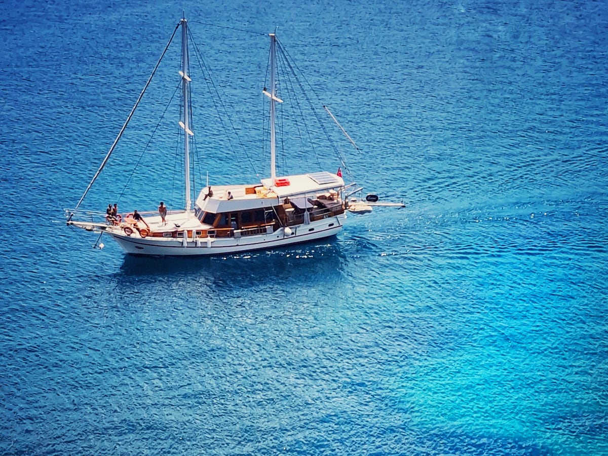 Um iate surca o mar Egeo na península de Bodrum, na Turquia. (Foto: Rafael Estefanía)