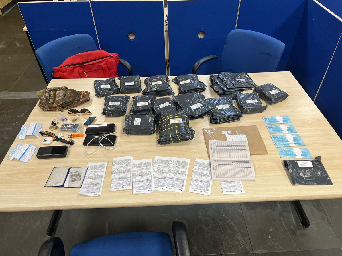 Homem é detido ao tentar enviar 81 encomendas com notas falsas nos Correios A PF apreendeu com ele 81 encomendas com notas falsas de 20, 50, 100 e 200 reais, totalizando R$ 80 mil — Foto: Divulgação/Polícia Federal