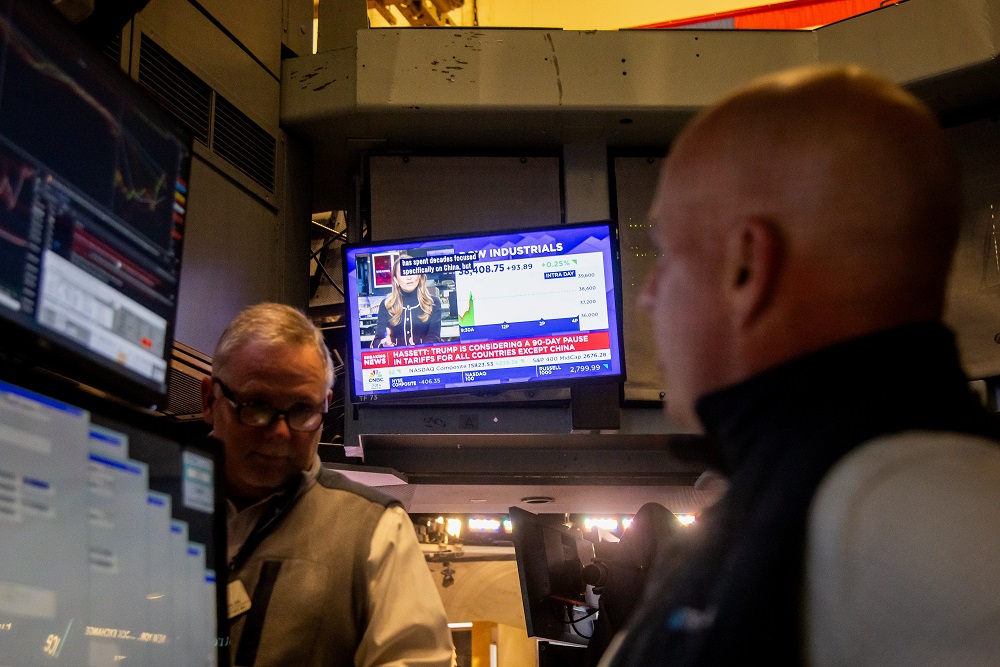 Uma televisão transmite notícias sobre tarifas no pregão da Bolsa de Valores de Nova York (NYSE), em Nova York, EUA, em 7 de abril. (Foto: Michael Nagle/Bloomberg)