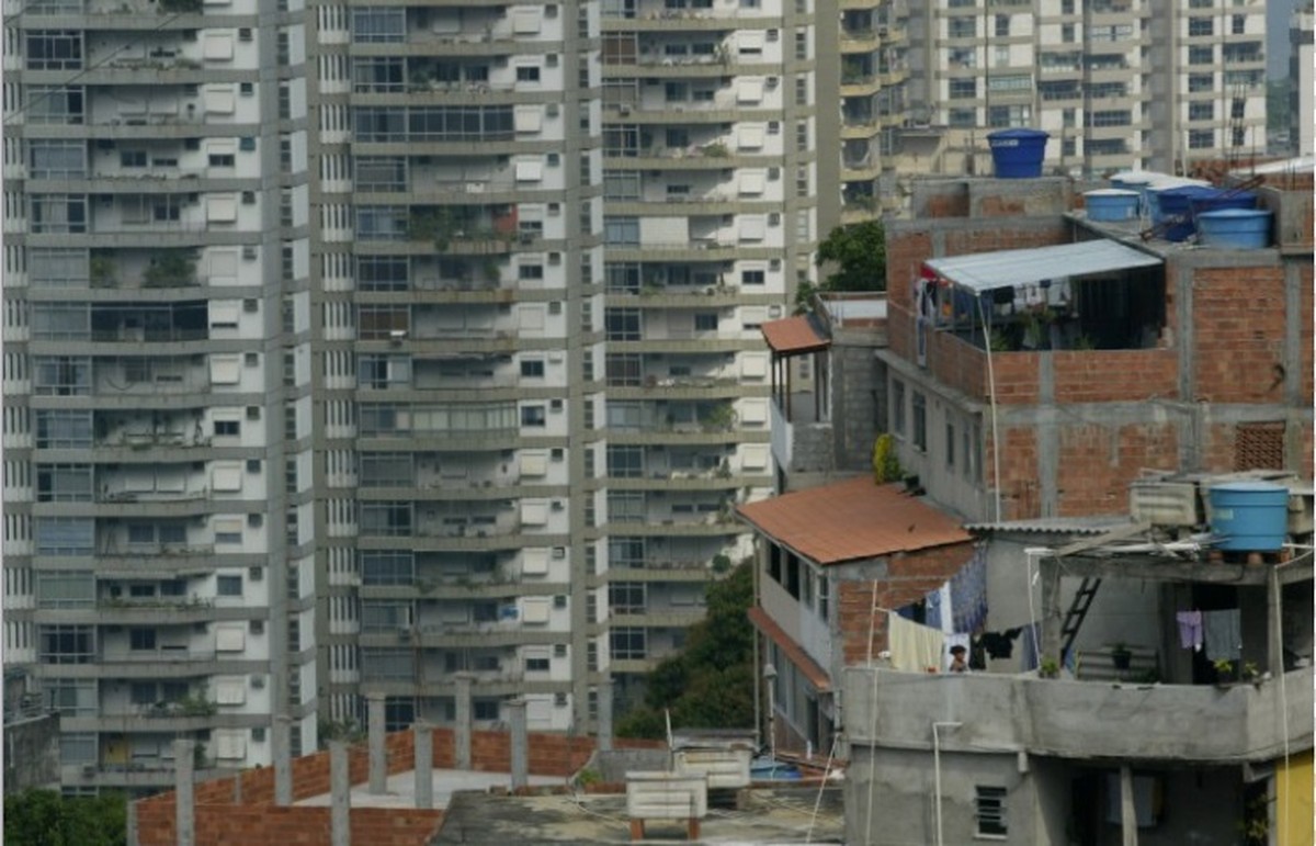 Riqueza do 1% mais rico do mundo cresce US$ 33,9 trilhões, diz Oxfam O contraste entre um condomínio de luxo e uma favela: desigualdade — Foto: Márcia Foletto/Agência O Globo