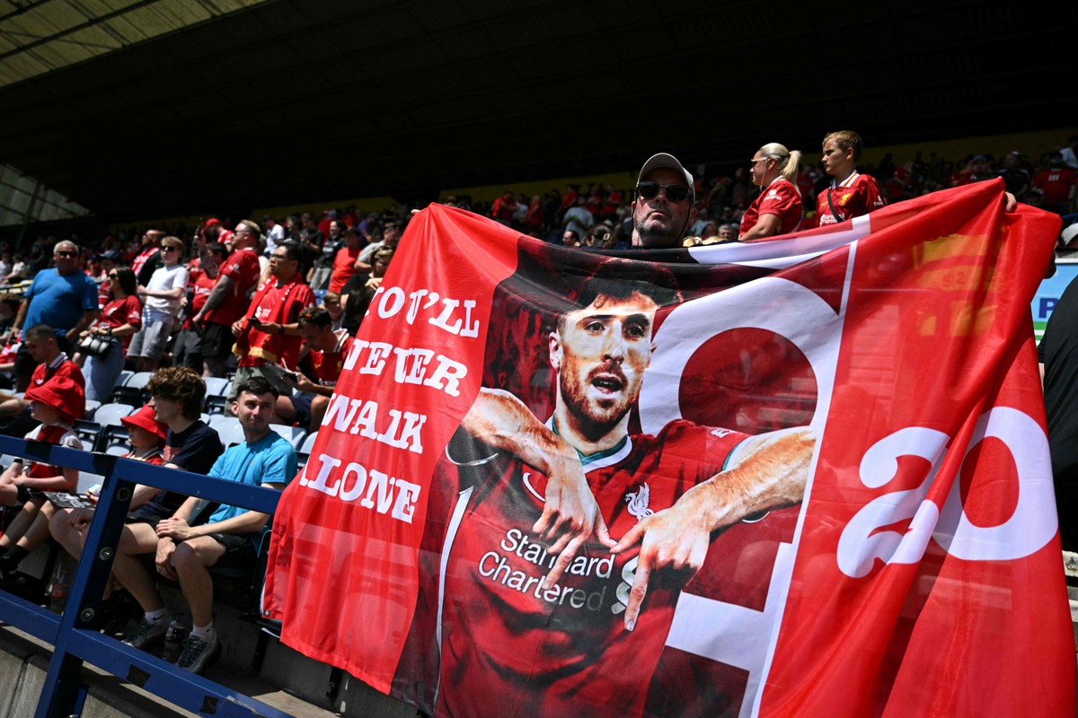 Liverpool presta homenagens a Diogo Jota em jogo marcado por emoção e vitória Eterno camisa 20: torcida do Liverpool homenageia Diogo Jota em primeiro jogo após a morte do atleta (Foto: Oli Scarff / AFP)