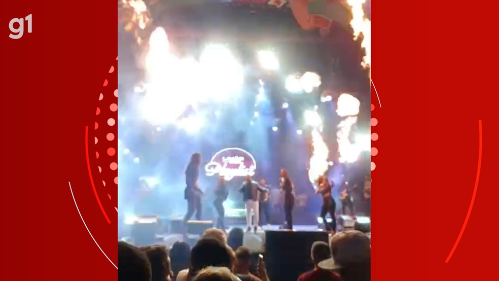 Fogo atinge cabelo de cantora durante show e causa susto em Pernambuco Fogo atinge cabelo de backing vocal da Banda Limão Com Mel durante show em Pernambuco (Foto: Reprodução/ g1)