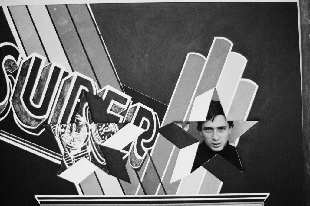 Morre Peter Phillips, pioneiro da Pop Art britânica, aos 86 anos Artista pop britânico Peter Phillips visto através de um buraco em forma de estrela em uma versão de sua pintura INsuperSET, ca. 1963. (Foto: Tony Evans/Getty Images)