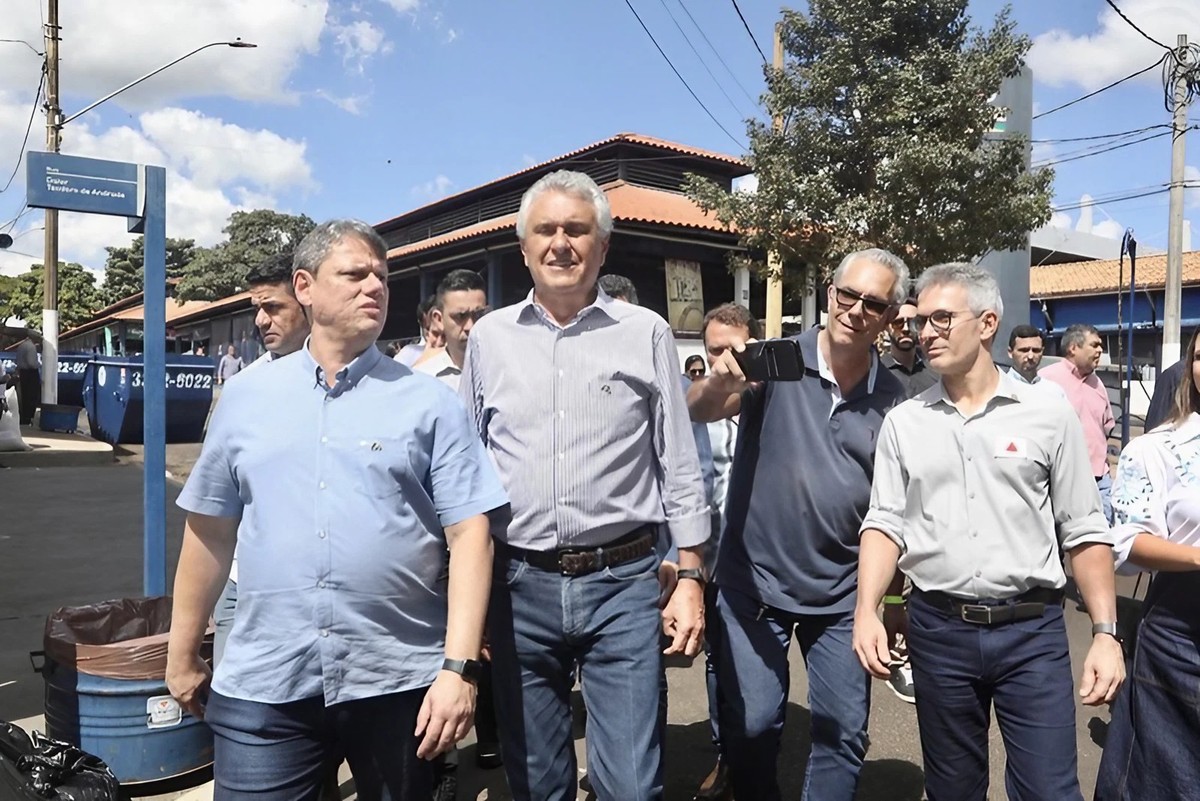 Governadores de direita adotam posturas divergentes antes do tarifaço de impostos Governadores Tarcísio de Freitas (Republicanos-SP), Ronaldo Caiado (União-GO) e Romeu Zema (Novo-MG) (Foto: Célio Messias/Governo de São Paulo)