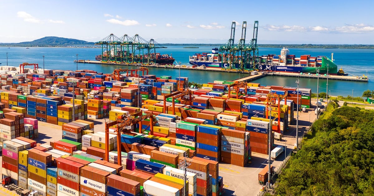Tarifa de 50% prejudica produtos brasileiros e destaca setores em crise nos EUA Uma tarifa de 50% dos EUA sobre produtos importados do Brasil reduziria as margens de diferentes empresas, aponta relatório da Moody's (Foto: Porto de Itapoá/Divulgação)