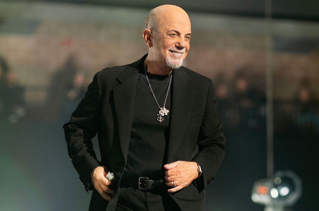 Billy Joel surpreende fãs ao tocar 'New York State of Mind' em pedicab Billy Joel parou ao lado de um pedicab tocando "New York State of Mind" e cumprimentou os passageiros em um novo vídeo. (Foto: Reprodução)