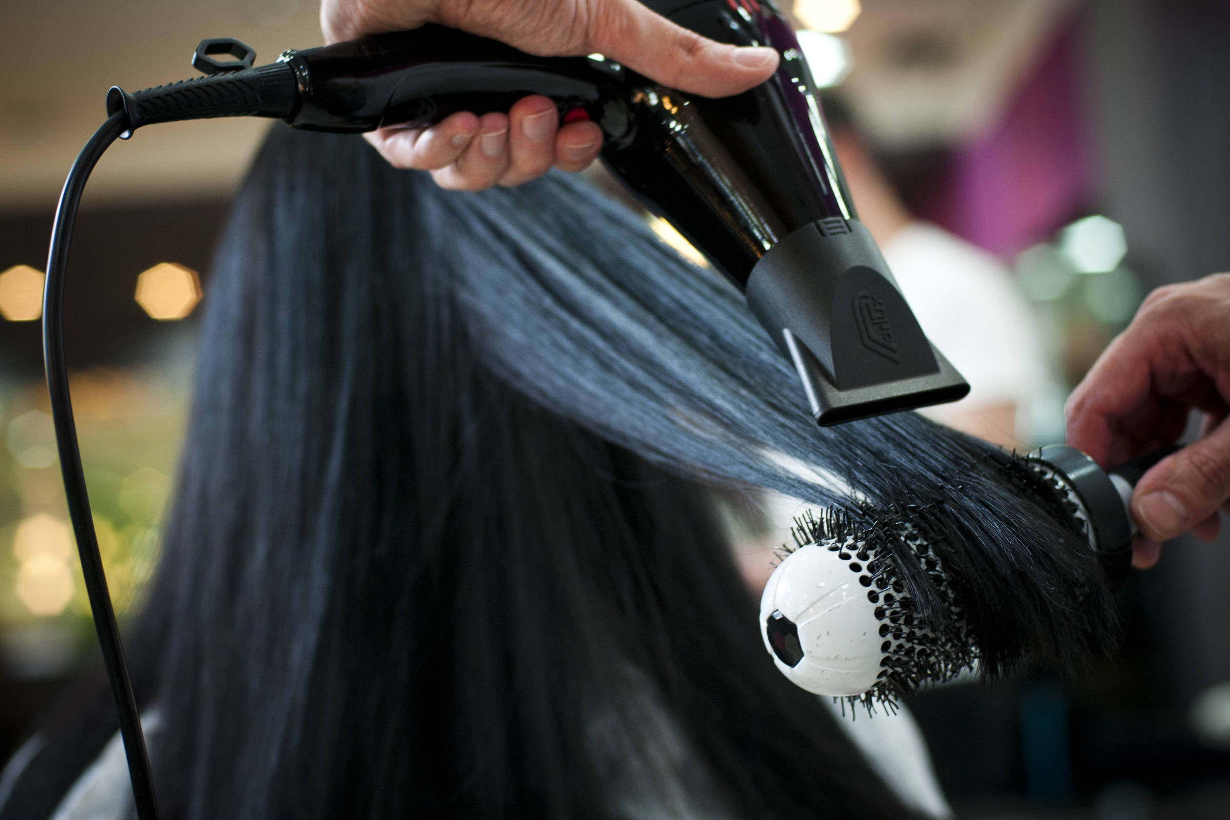 Déficit da Previdência atinge R$ 711 bilhões devido a MEIs, aponta estudo recente Serviços de salão de beleza lidaram a lista com mais profissionais com mais inscrição no MEI (Foto: Isadora Brant - 07.dez.2011/Folhapress)