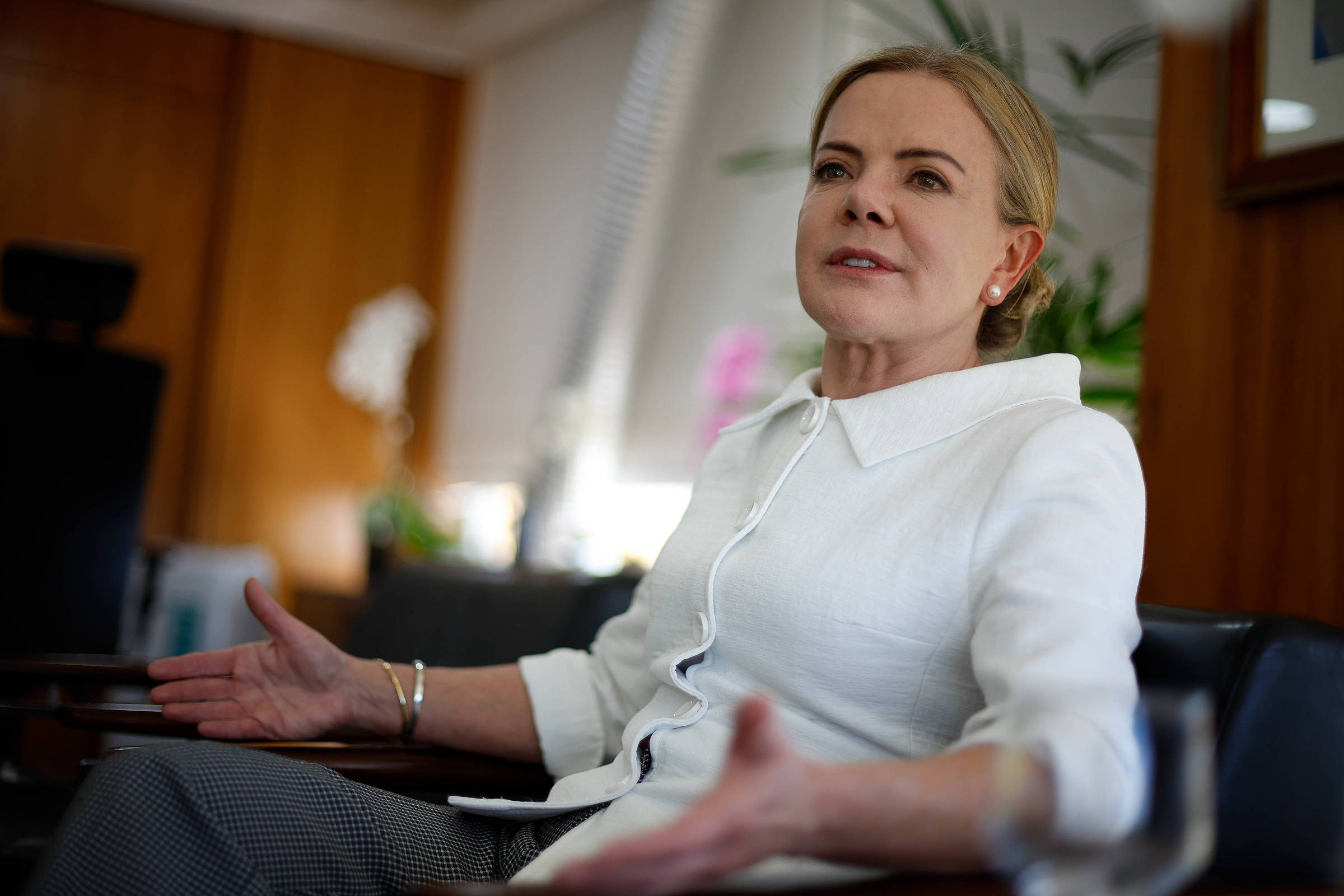Câmara é pressionada a cassar mandato de Eduardo Bolsonaro por crime de lesa-pátria Ministra-chefe da Secretaria de Relações Institucionais, Gleisi Hoffmann, durante entrevista à Folha em seu gabinete, no Palácio do Planalto (Foto: Pedro Ladeira/Folhapress)