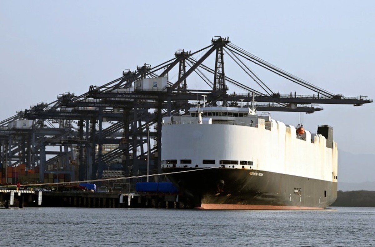 Navio de carga com carros elétricos afunda no Pacífico após incêndio intenso O navio cargueiro Morning Midas em um porto no México, em abril (Foto: Getty Images via Bloomberg)