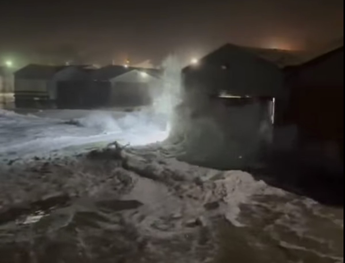 Ciclone extratropical agita o mar e causa ressaca no litoral brasileiro (Foto: Reprodução/Facebook)