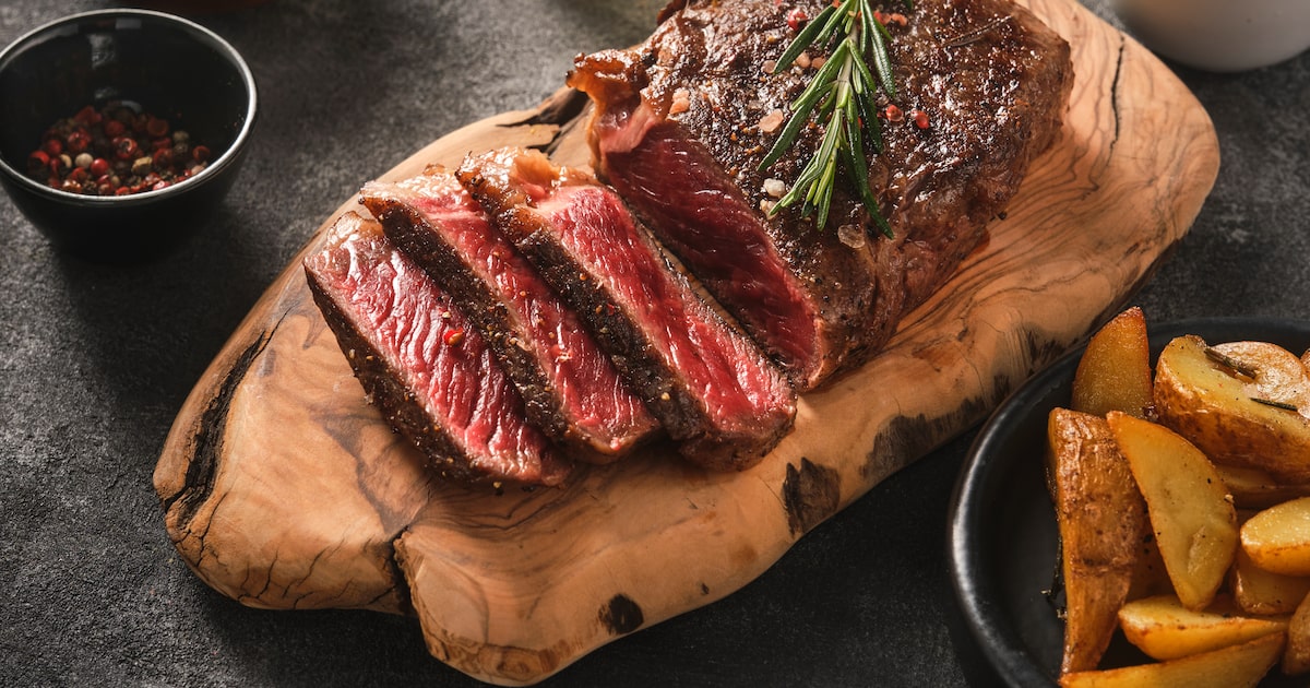 Carne vermelha diária pode prejudicar a saúde, alertam especialistas sobre preparos indicados Especialistas sugerem redução no consumo de carne vermelha (Foto: FoodAndPhoto/Adobe Stock)