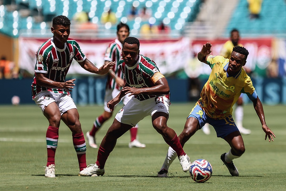 Fluminense empata com Mamelodi e avança às oitavas do Mundial com desconfiança Jhon Arias briga pela bola no empate entre Fluminense e Mamelodi Sundowns (Foto: Lucas Merçon/Fluminense)