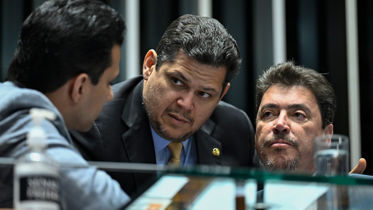 Oposição do Senado sinaliza fim de motim e agenda reunião com Alcolumbre Senador Irajá (PSD-TO), relator do projeto de lei dos Cassinos, o presidente do Senado, Davi Alcolumbre (União-AP), e o senador Wilder Morais (PL-GO) - 01/07/2025 (Foto: Andressa Anholete/Agência Senado/Divulgação)