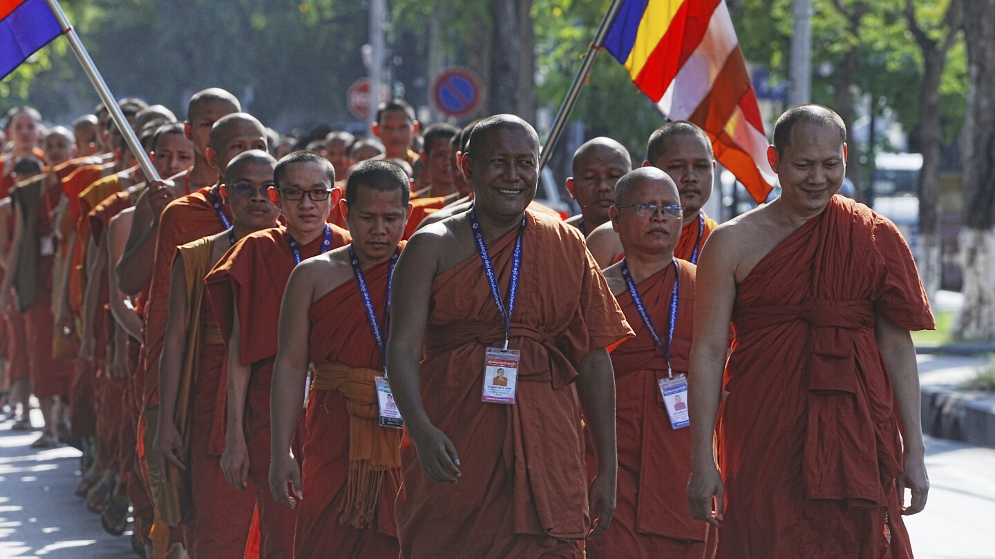 Monjes budistas no Camboja celebram cessar-fogo com a Tailândia e homenageiam mortos