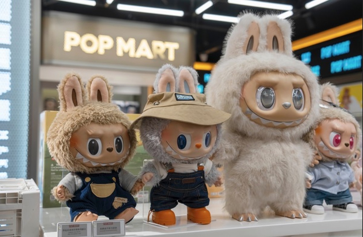 Labubu conquista consumidores com doses instantâneas de dopamina e sucesso crescente Bonecos Labubu em exibição em uma loja da Pop Mart em Xangai (Foto: Raul Ariano/Bloomberg)