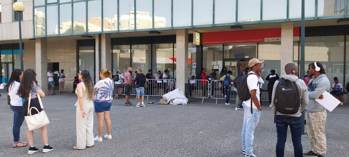 Portugal aprova medidas restritivas que impactam brasileiros imigrantes Imigrantes na fila esperam atendimento no Porto em meio aos colchões e lençóis de quem dormiu na fila (Foto: Gian Amato/Portugal Giro/O Globo)