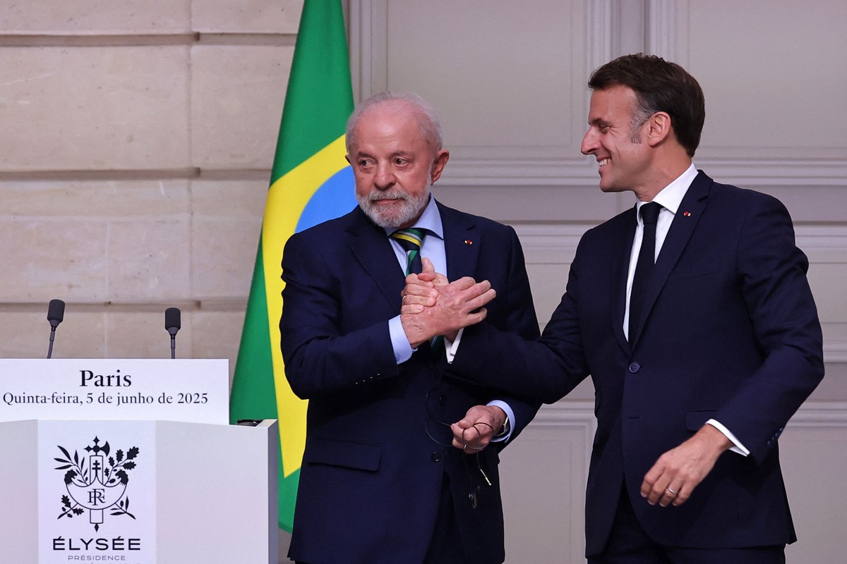 Brasil se afasta de valores ocidentais em meio a novas tensões políticas Lula e o presidente da França, Emmanuel Macron, em Paris (Foto: Christophe Petit Tesson / AFP)