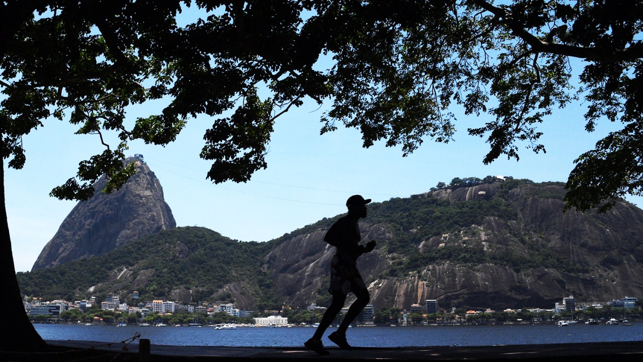 Temperaturas sobem em dez capitais nesta terça-feira, segundo o Inmet Homem realiza caminhada próximo de orla de praia, no Rio de Janeiro (RJ) (Foto: Vanderlei Almeida/AFP)