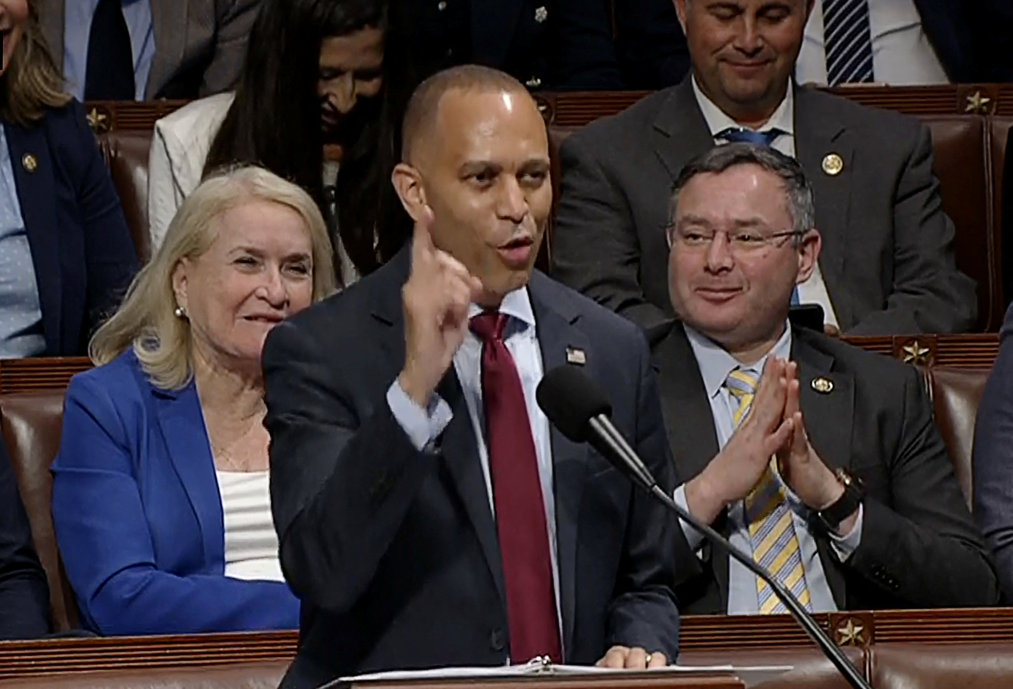 Democrata faz discurso de 8 horas e adia votação do projeto de Trump O líder da minoria da Câmara dos EUA, Hakeem Jeffries (D-NY), faz um discurso maratona em oposição ao enorme projeto de lei de cortes de impostos e gastos do presidente dos EUA, Donald Trump, antes da votação da aprovação final da legislação na Câmara dos Representantes, dentro do Plenário da Câmara do Capitólio dos EUA, nesta imagem fixa de vídeo em Washington, D.C., EUA, 3 de julho de 2025. (Foto: TV da Câmara dos EUA/Handout via Reuters)