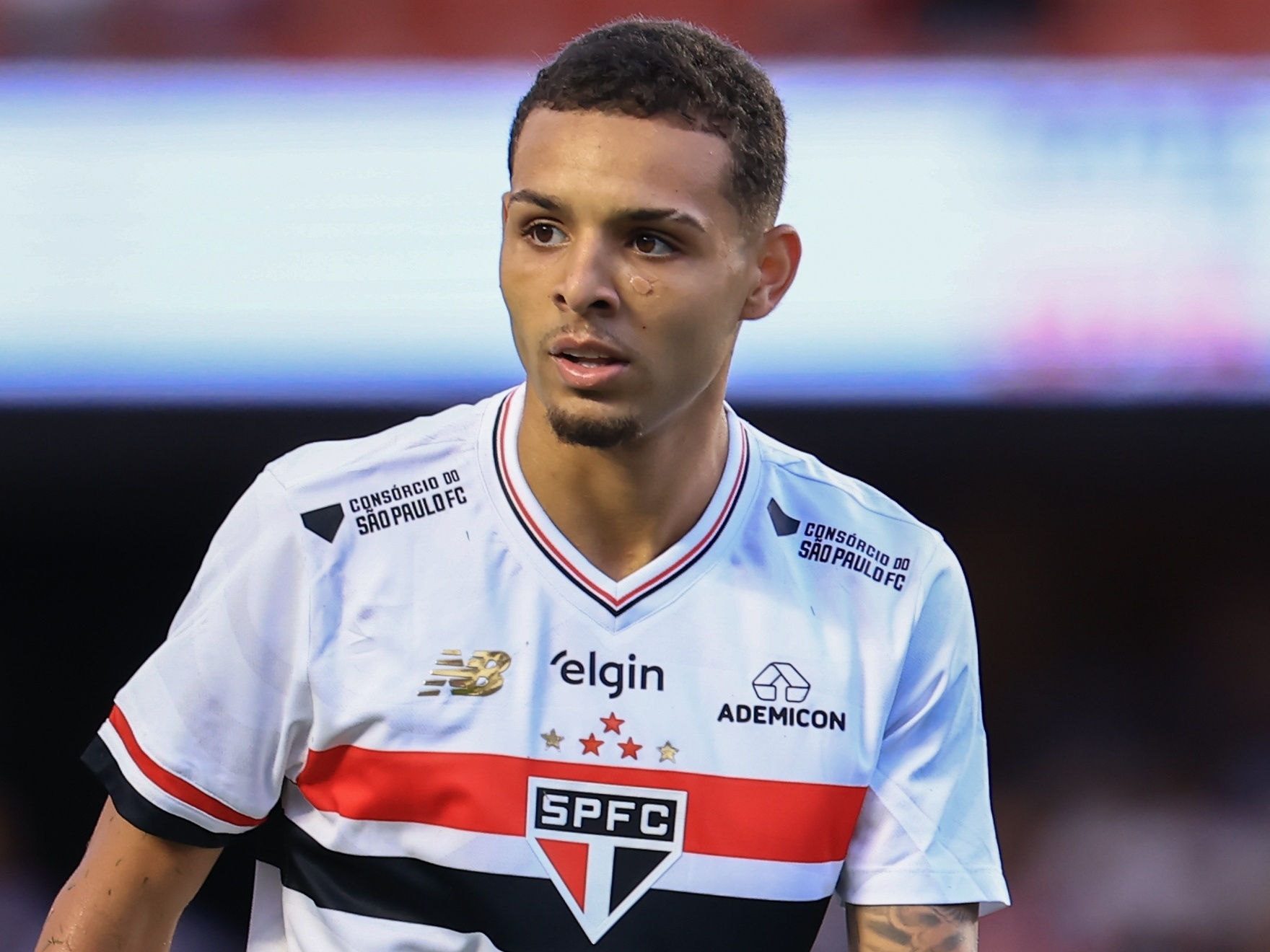 São Paulo renova contrato de Alves e deve vender meia com 5% dos direitos Matheus Alves, jogador do São Paulo, durante jogo contra o Santos no Brasileirão (Foto: Marcello Zambrana/AGIF)