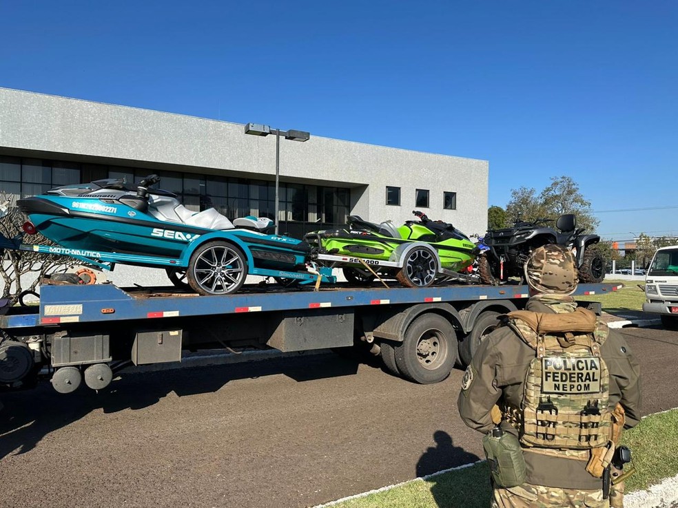 Polícia apreende R$ 1,3 milhão em dinheiro escondido em caixas de sapato Motos aquáticas e quadriciclo estão entre veículos apreendidos (Foto: Polícia Federal)