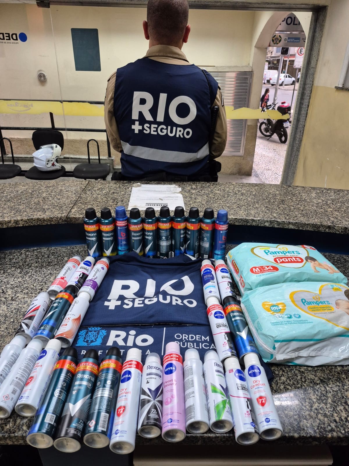 Homem é preso em Copacabana com 33 frascos de desodorante em ação policial Homem é detido em Copacabana com 33 frascos de desodorantes (Foto: Divulgação)