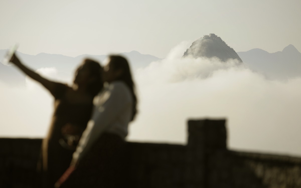Névoa no Rio é causada pela falta de ventos, explica especialista Névoa muda a paisagem do Rio nesta quinta-feira, e temperatura pode chegar a 30°C. (Foto: Fabiano Rocha / Agência O Globo)