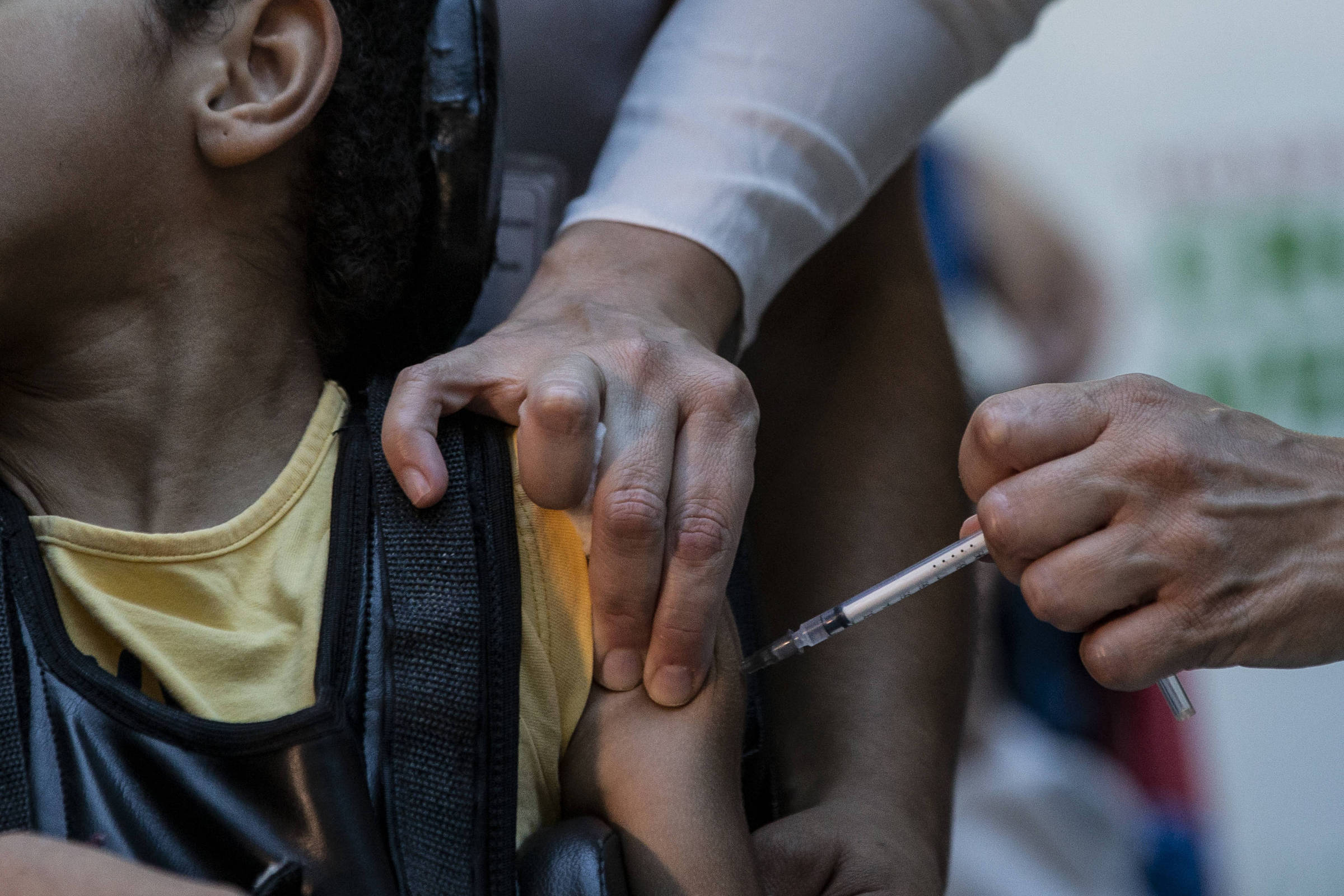 O Brasil e mais sete países enfrentam alta taxa de crianças sem vacinas Crianças são vacinadas em São Paulo (Foto: Bruno Santos - 17.jan.22/Folhapress)