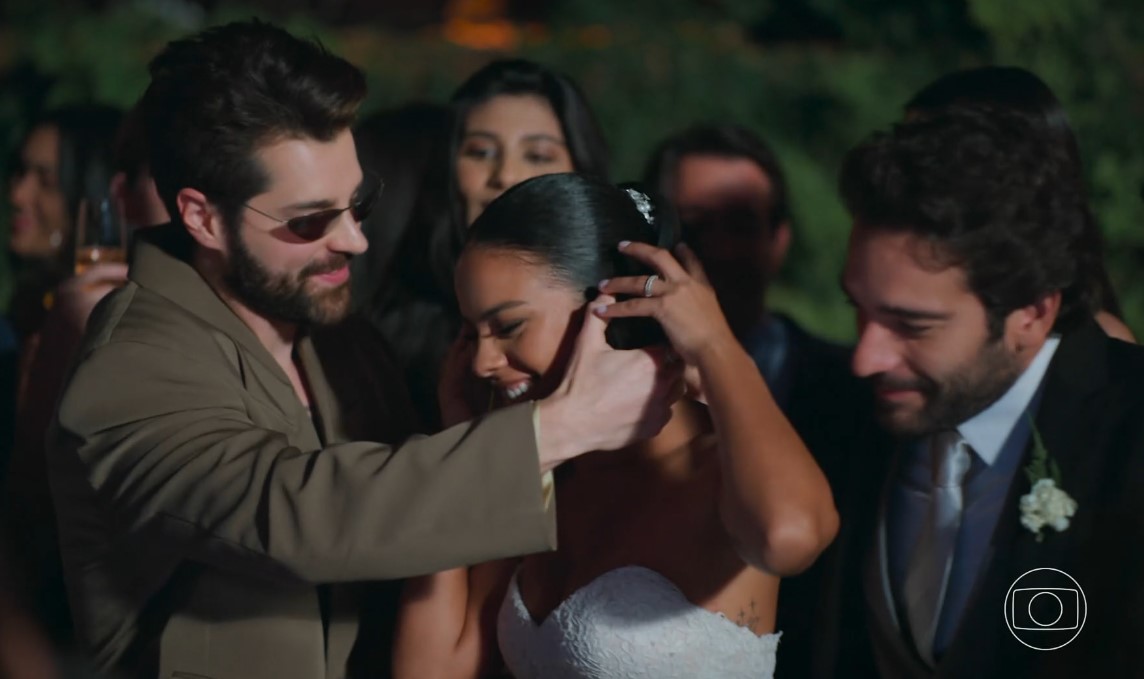 Alok cobra alto para presença VIP em evento de Vale Tudo DJ Alok com Maria de Fátima (Bella Campos) e Afonso (Humberto Carrão) em 'Vale Tudo' (Foto: Reprodução/TV Globo)