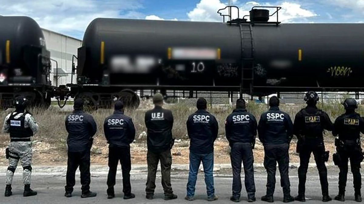 México realiza a maior apreensão de combustíveis desde a gestão de Sheinbaum Elementos da Secretaria de Segurança e Proteção Ciudadana em frente a um carrotanque apreendido, em Coahuila. (Foto: Governo de México)