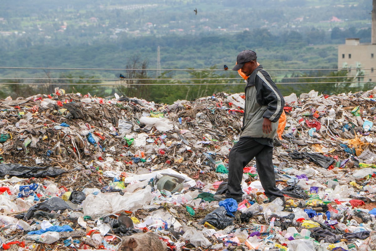 Um homem coleta materiais recicláveis em um aterro sanitário no Quênia. (Foto: SOPA Images/LightRocket via Getty Images)