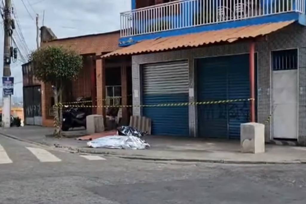 Dois homens são mortos ao invadir casa de idosos na zona sul de São Paulo Polícia investiga as mortes a tiros de dois homens que invadiram uma casa de idosos no Jardim Ângela, na zona sul de São Paulo (Foto: Reprodução/TV Record)