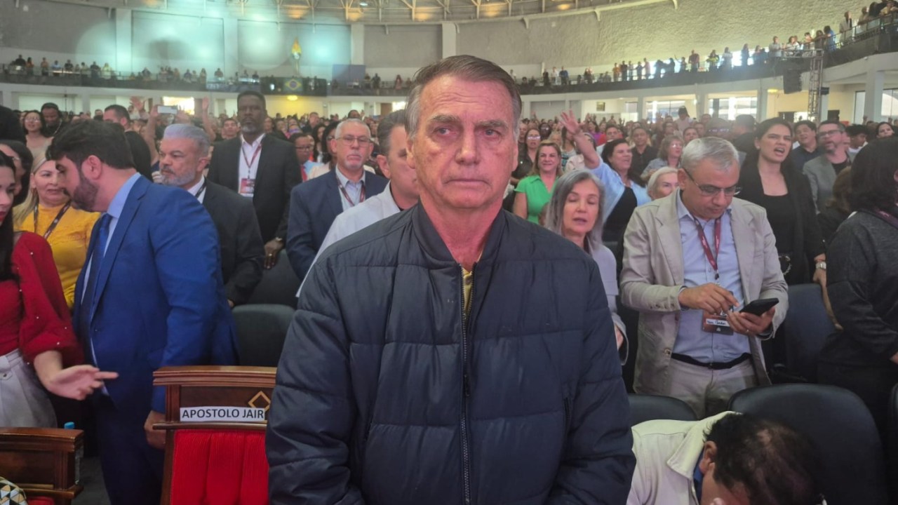 Bolsonaro adota choro e culto em novo movimento político cauteloso O ex-presidente Jair Bolsonaro participa de culto na Catedral Casa da Bênção, em Taguatinga (DF) (Foto: Hugo Marques/VEJA)