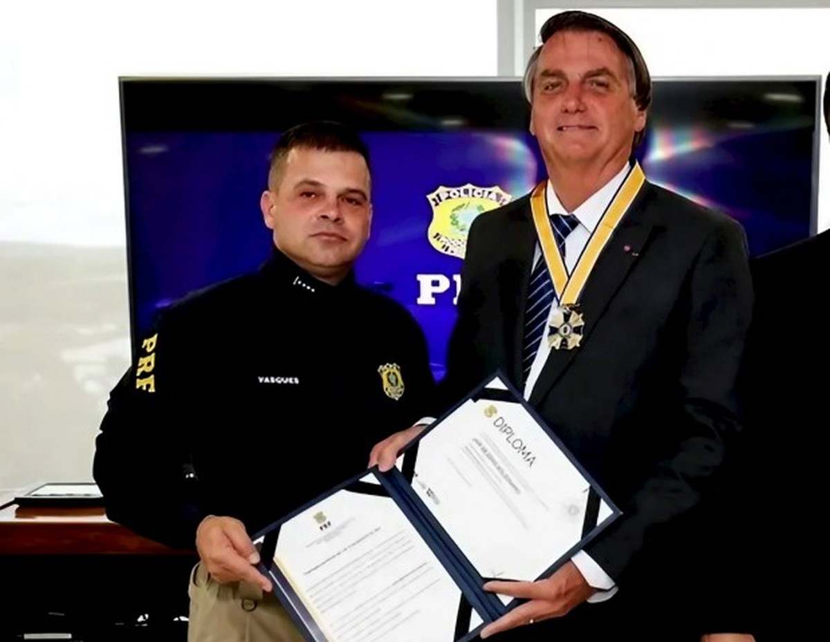 Ex-diretor da PRF adota postura cautelosa em contraste com Bolsonaro O ex-diretor-geral da PRF Silvinei Vasques e Jair Bolsonaro (Foto: Divulgação/PRF)