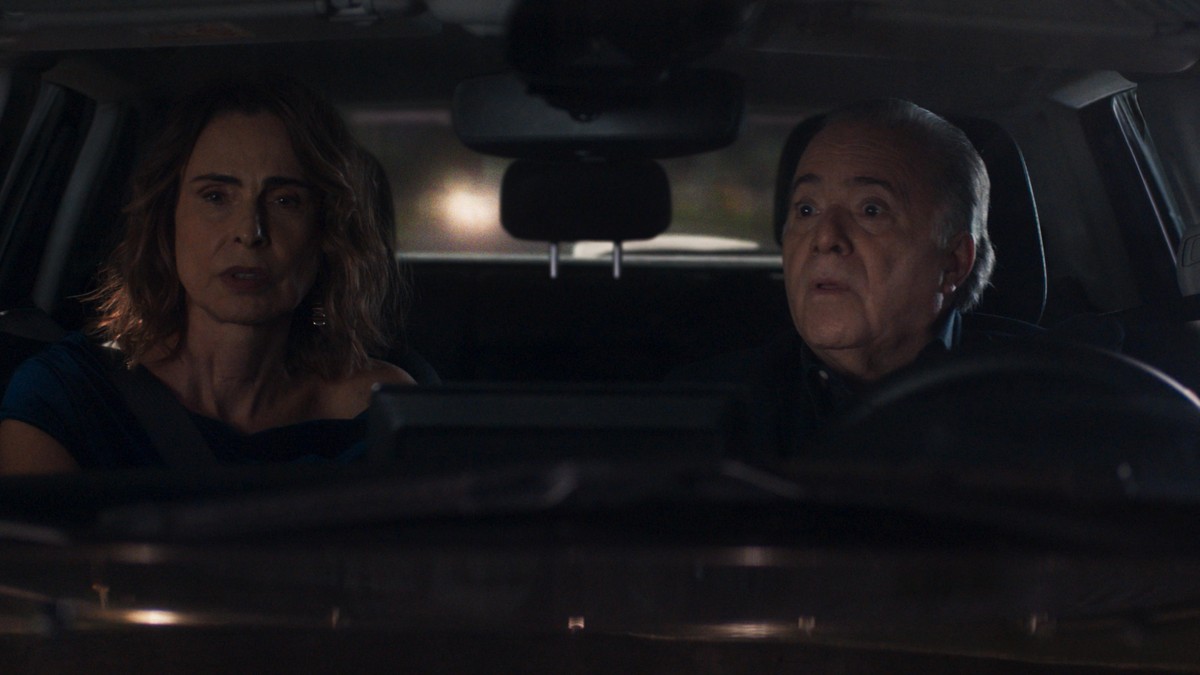 Abel e Rebeca se envolvem em grave acidente de carro; confira fotos exclusivas Rebeca (Silvia Pfeifer) e Abel (Tony Ramos) momentos antes de acidente de carro em 'Dona de mim' (Foto: Divulgação/TV Globo)