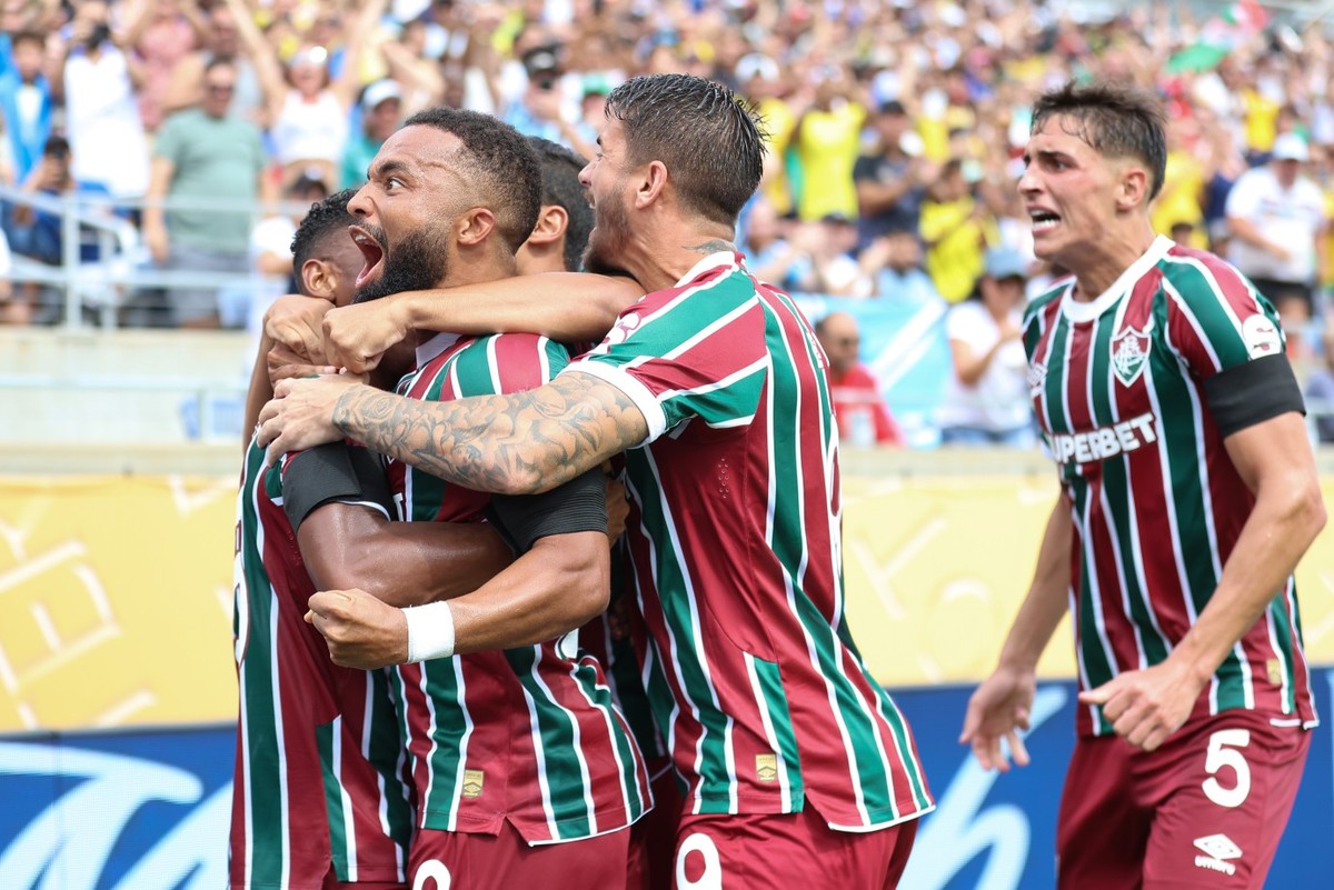 Jogadores do Fluminense comemoram vitória contra o Al Hilal (Foto: LUCAS MERÇON / FLUMINENSE)