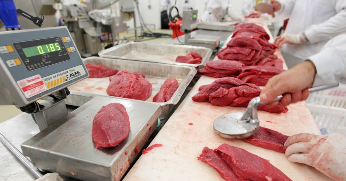 EUA enfrentam escassez de carne devido a tarifas sobre exportações do Brasil Os Estados Unidos foram o segundo principal destino da carne bovina exportada pelo Brasil no primeiro semestre deste ano, perfazendo 12% do volume recorde embarcado (Foto: Clayton de Souza/Estadão)