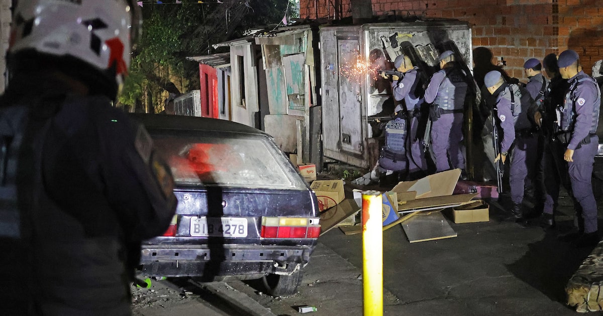 Sargento da Rota é ferido a bala em ação policial em Paraisópolis Manifestação de moradores de Paraisópolis contra polícia gera confusão e atos de vandalismo na Zona Sul de São Paulo. (Foto: Tiago Queiroz/Estadão)