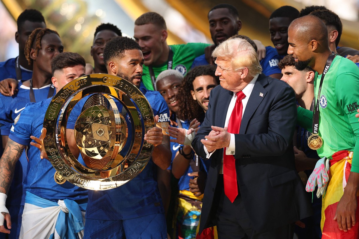 Jogadores do Chelsea reagem a presença de Trump em festa do título viralizada