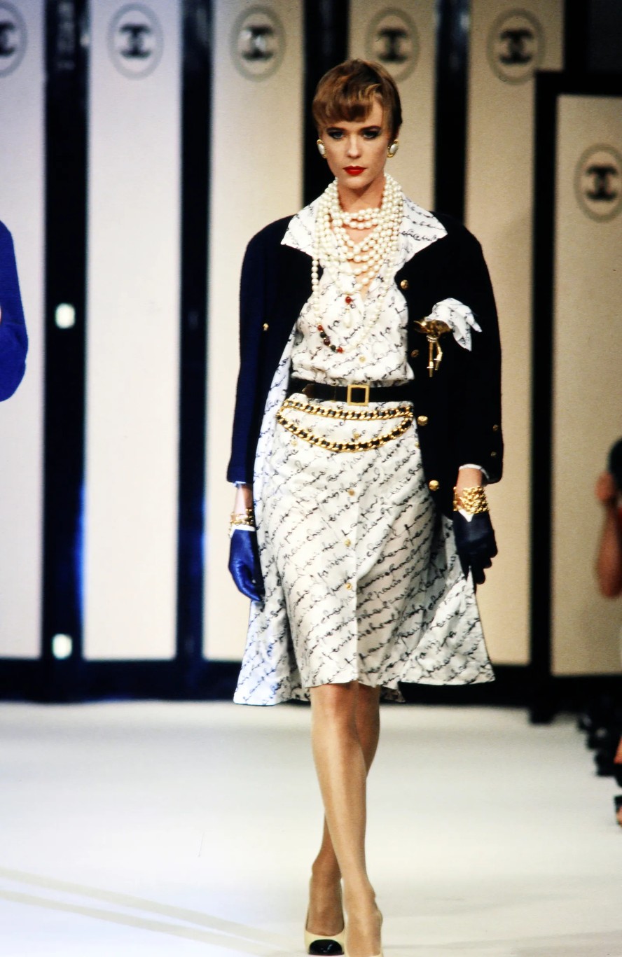 Sapatos icônicos dos anos 80 fazem sucesso novamente em 2025 Sapatos Chanel bicolores (1982) — Foto: Getty Images