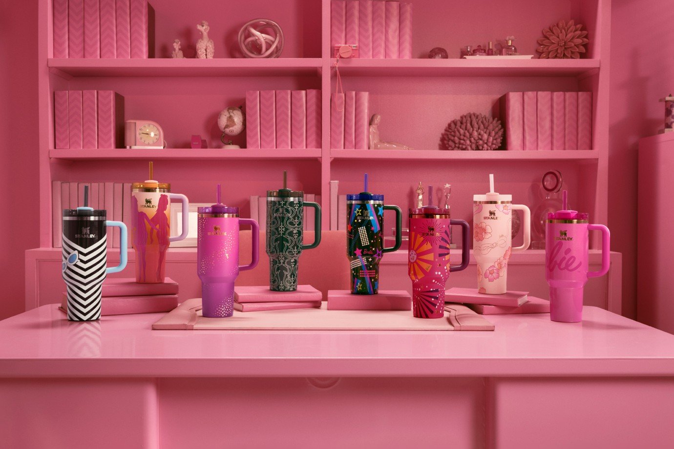 Stanley fatura R$ 4 bi ao conquistar a geração Z com sua tradição centenária Barbie e Stanley: copos da nova coleção celebram 65 anos da boneca (Foto: Divulgação/Stanley)