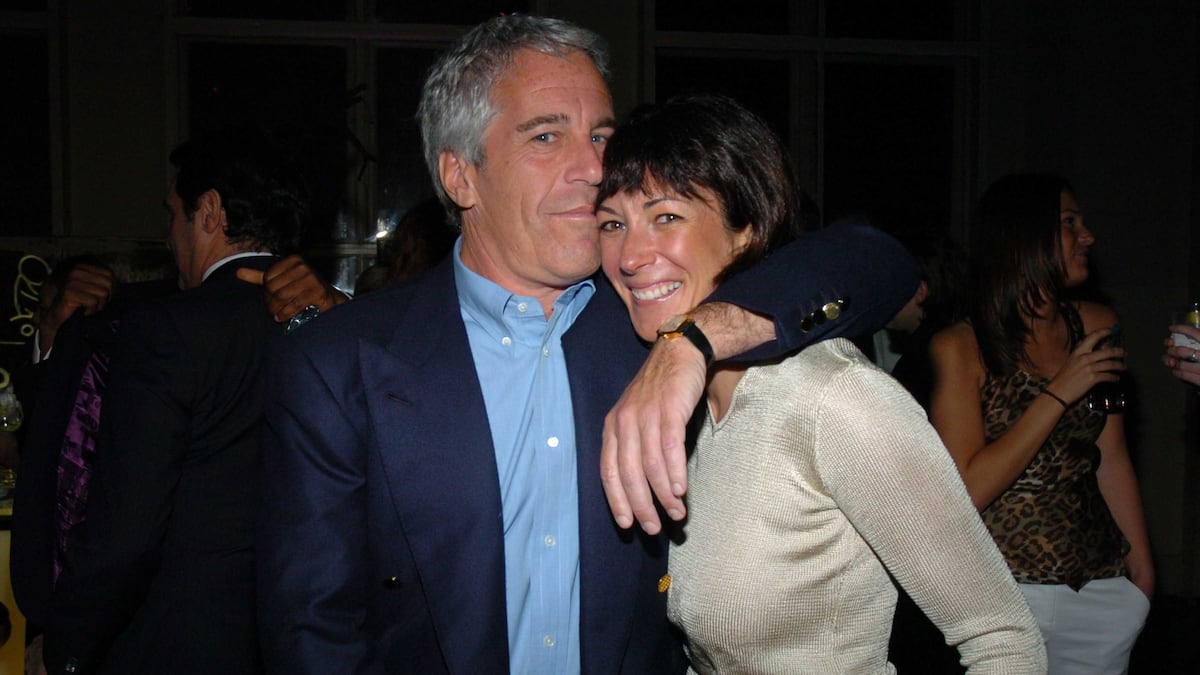 Trump se prepara para encontro com Ghislaine Maxwell, associada de Epstein Jeffrey Epstein e Ghislaine Maxwell em Nova York em março de 2005. (Foto: Patrick McMullan via Getty Images)