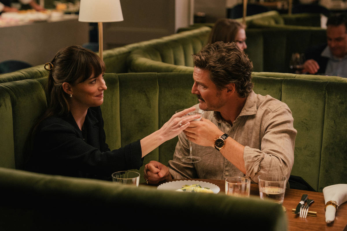 'Amores Materialistas' com Pedro Pascal e Dakota Johnson estreia em São Paulo Dakota Johnson e Pedro Pascal em cena do filme "Amores Materialistas", de Celine Song (Foto: Divulgação)
