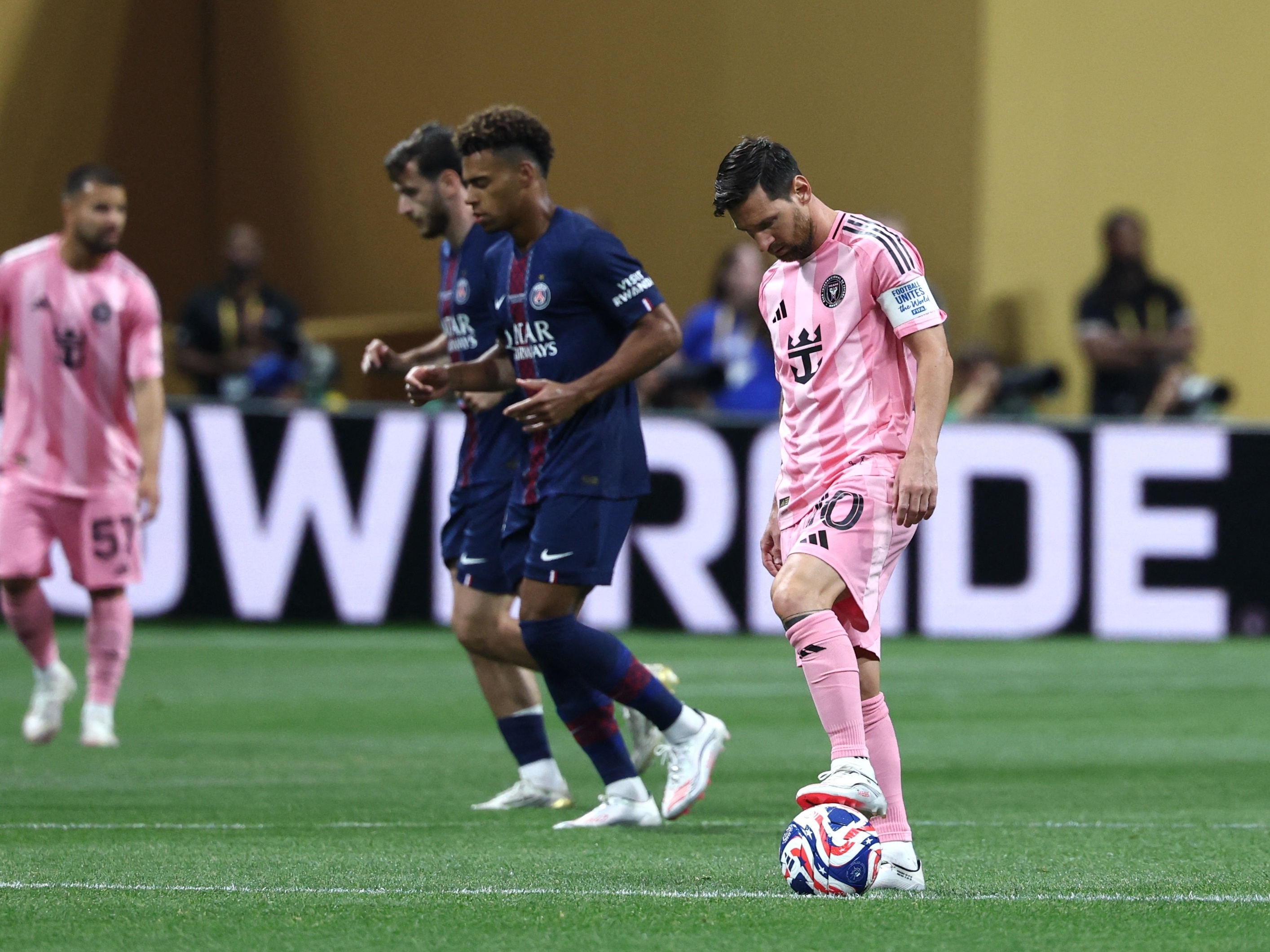Messi espera o reinício da partida após gol do PSG sobre o Inter Miami, nas oitavas do Mundial (Foto: Franck Fife/AFP)