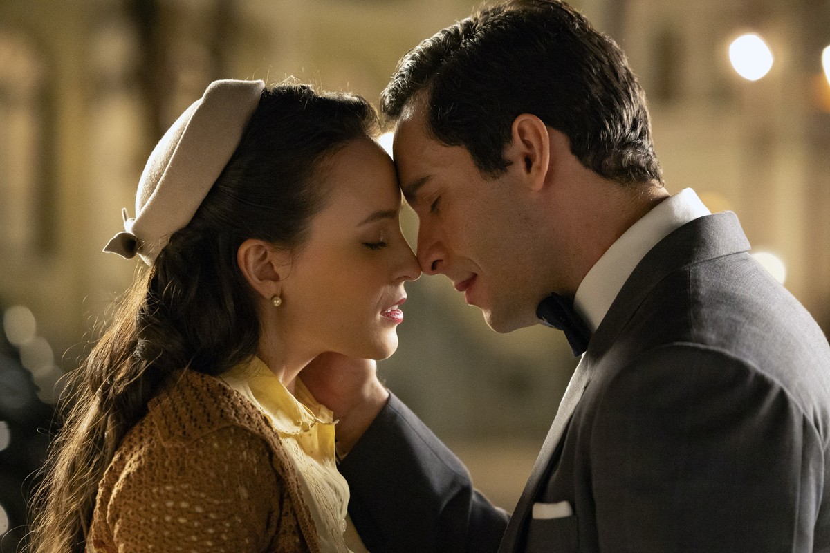 Celso e Estela protagonizam primeiro beijo emocionante em 'Êta Mundo Melhor' Estela (Larissa Manoela) e Celso (Rainer Cadete) — Foto: Manoella Mello/Globo